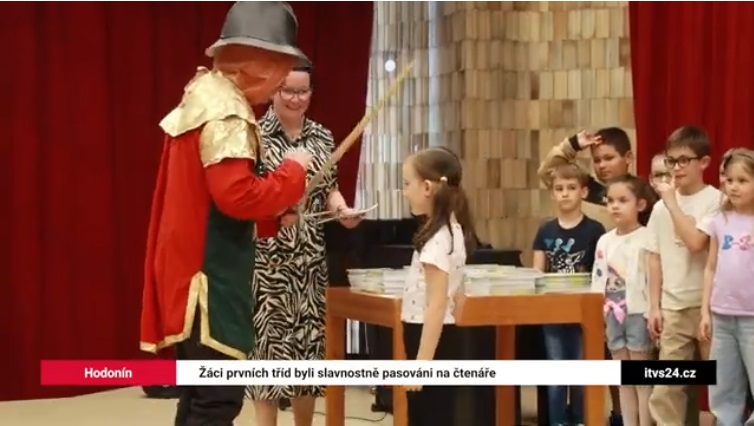 Z žáků prvních tříd hodonínských základních škol už jsou čtenáři. Při slavnostním pasování na čtenáře dostali unikátní knížku a také průkazku do městské knihovny.