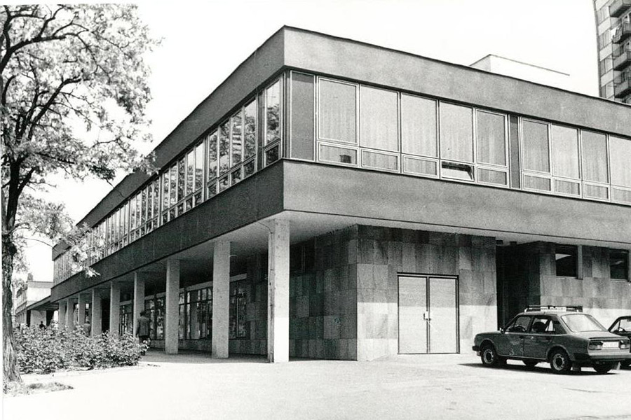Fotografie budovy knihovny 1980